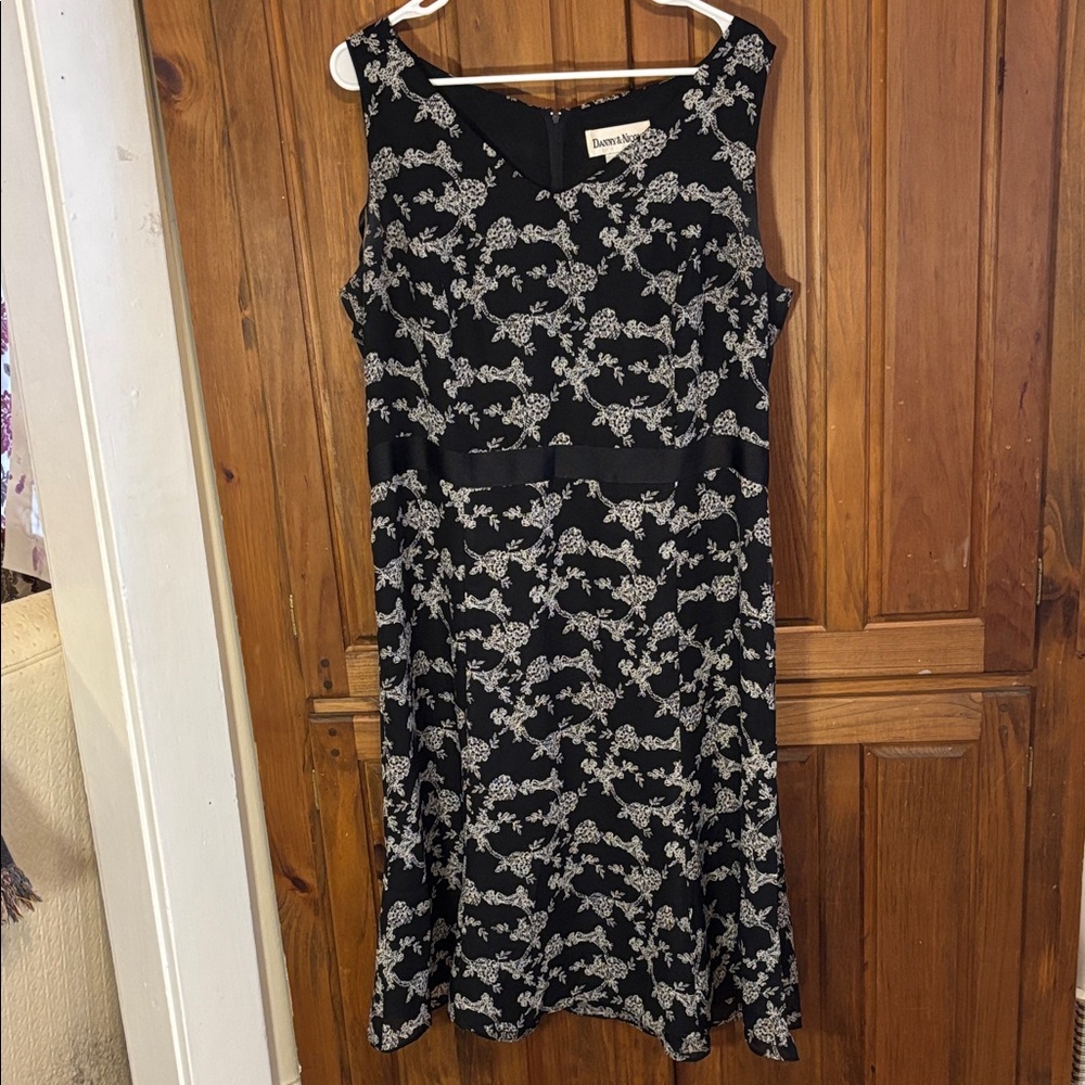 Danny & Nicole Women’s Black and White Floral Sleeveless Midi Dress Size 16